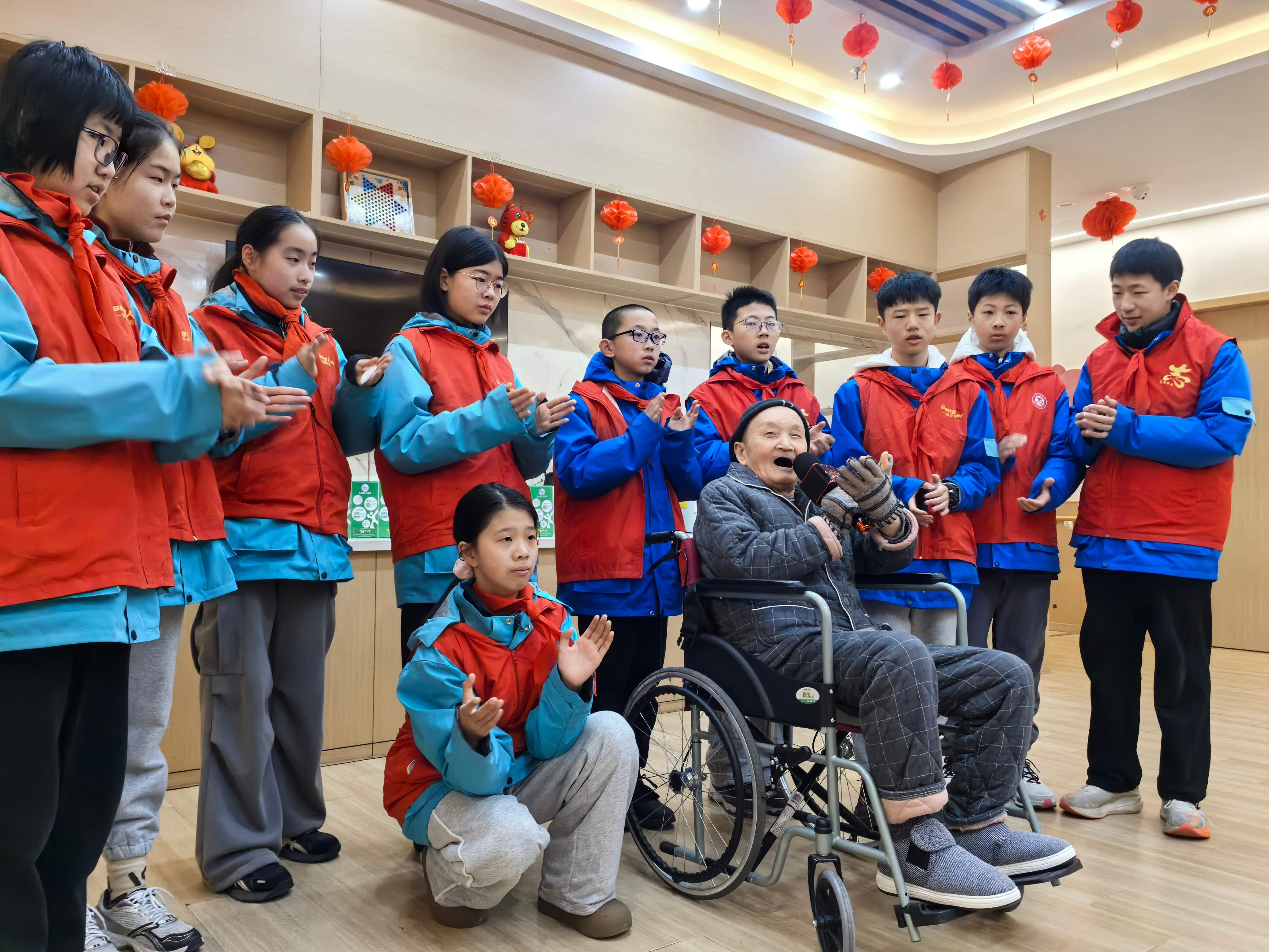 安徽省合肥市包河区滨湖世纪社区清枫居委会关工委开展“稚手牵耆手暖新春 孝意传真情润岁月”志愿活动