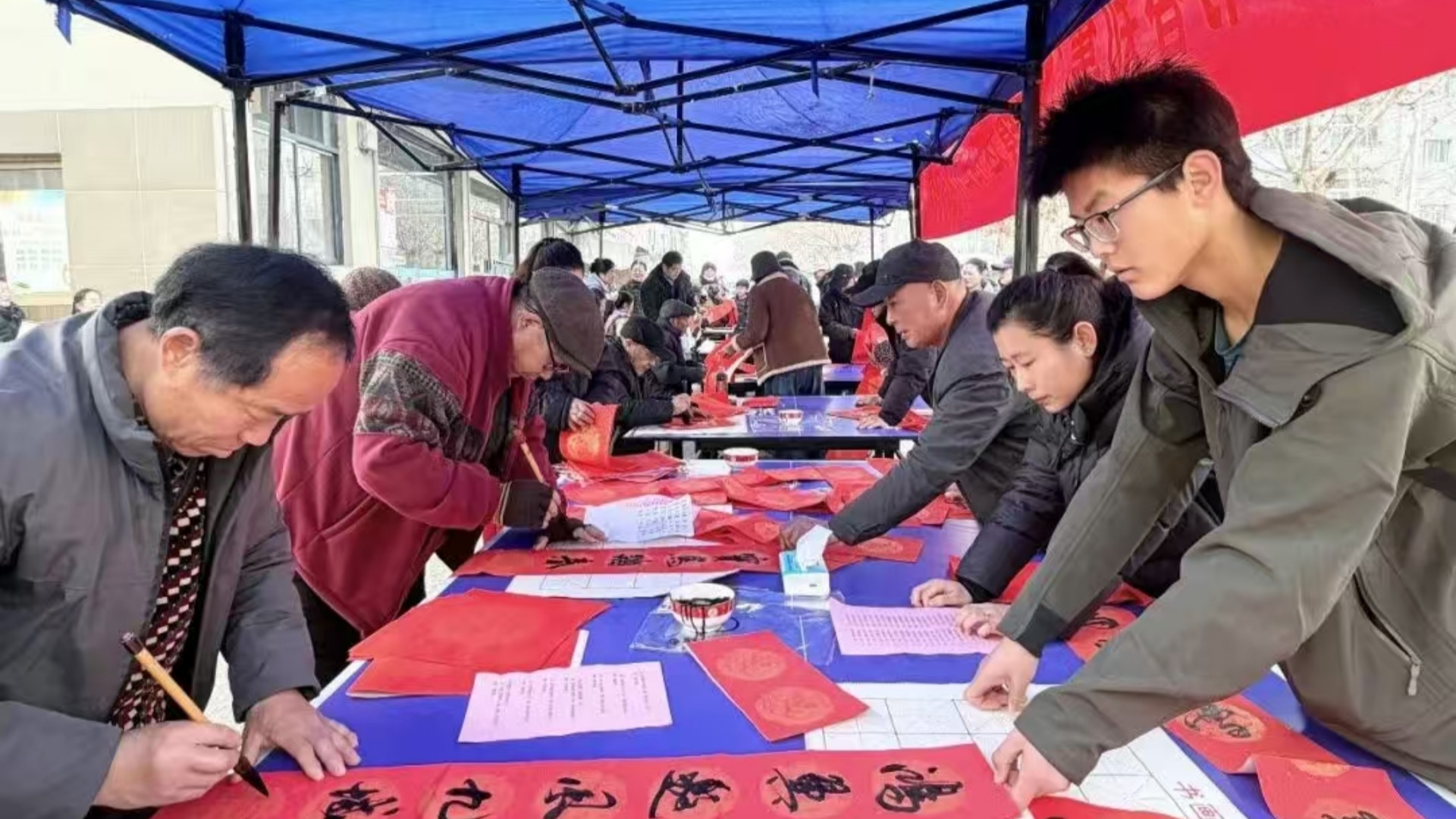 策马扬鞭传书香 福暖万家迎新春——江苏省徐州市铜山区郑集镇关工委开展送福进万家活动