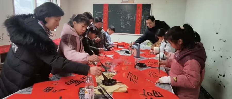 墨香润新苗 春联送福来——江苏省徐州市铜山区沿湖街道关工委开展送春联活动