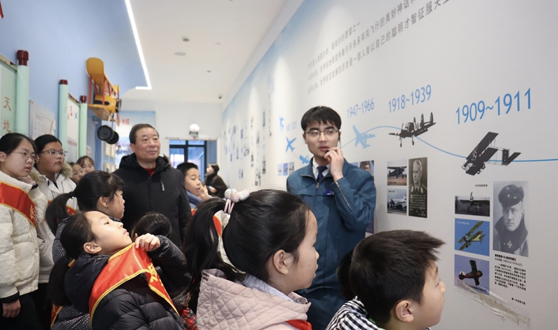 逐梦蓝天，强国有我——江苏省徐州市关工委小海燕记者团解放路小学分团走进江苏蓝容融航空航天员训练输送基地观摩体验