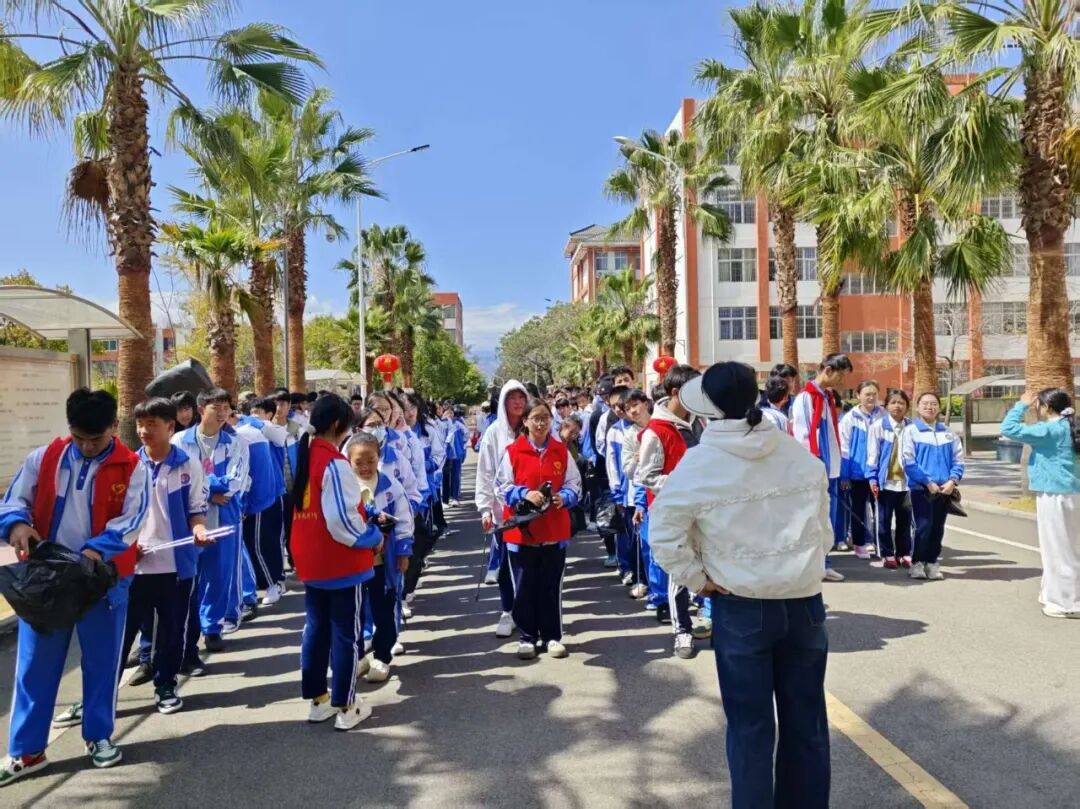 四川省凉山州西昌市礼州中学关工委开展学雷锋实践活动