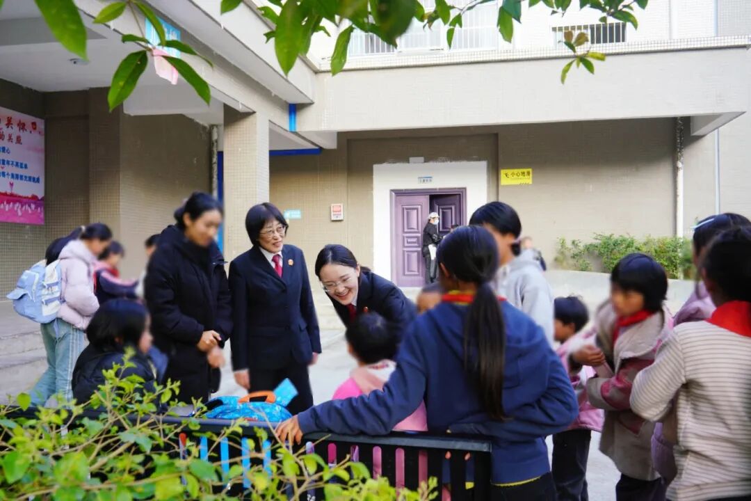 四川省凉山州雷波县关工委联合雷波县人民法院在雷波县社会福利中心开展慰问普法活动