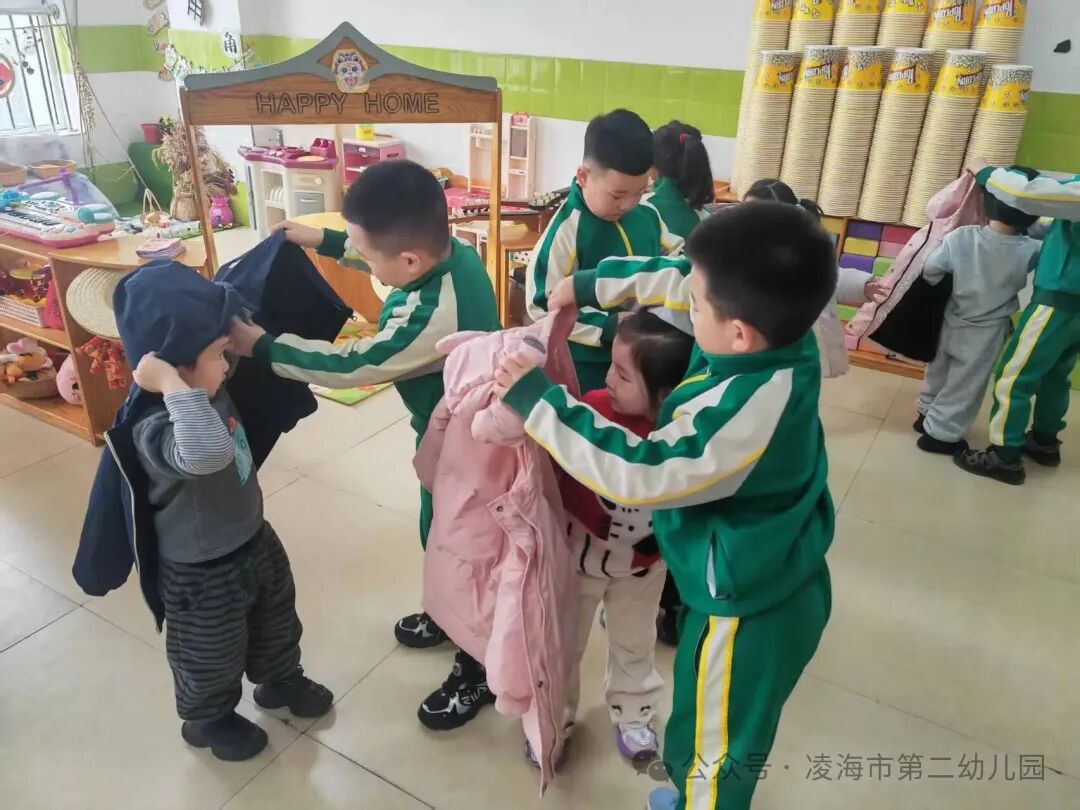 辽宁省锦州市凌海市第二幼儿园与育才学校开展“幼小携手共成长 雷锋精神代代传”学雷锋活动