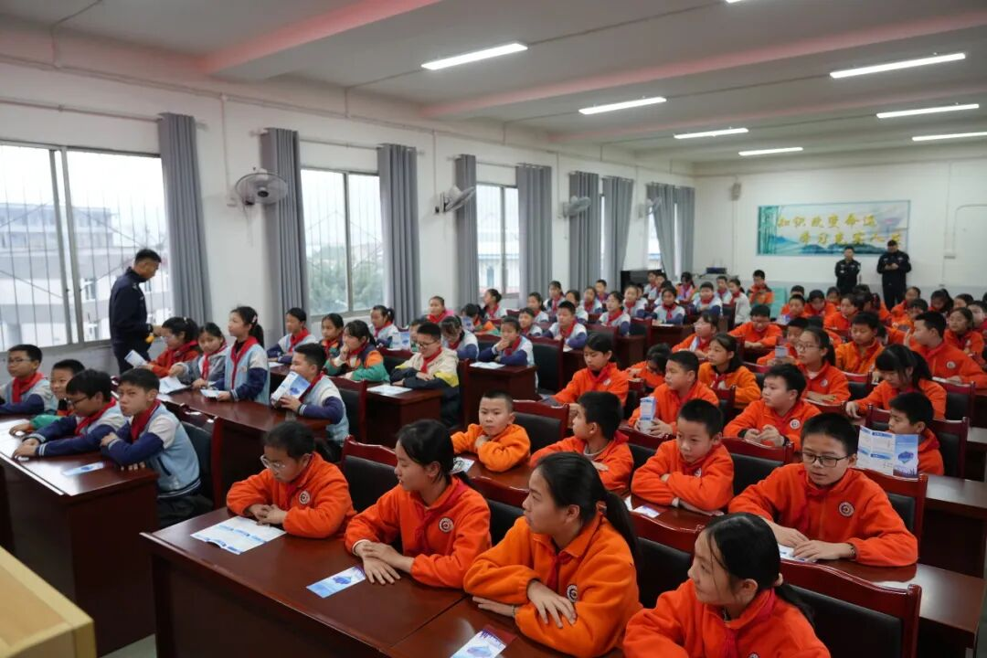 学雷锋践初心 法治护航成长——四川省泸州市江阳区法院关工委送反诈知识进校园