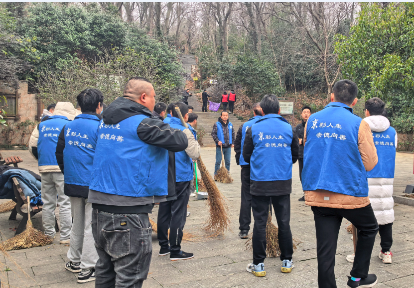 江苏省镇江市京口区象山街道关工委与社区矫正中心组织矫正人员参加社会公益活动