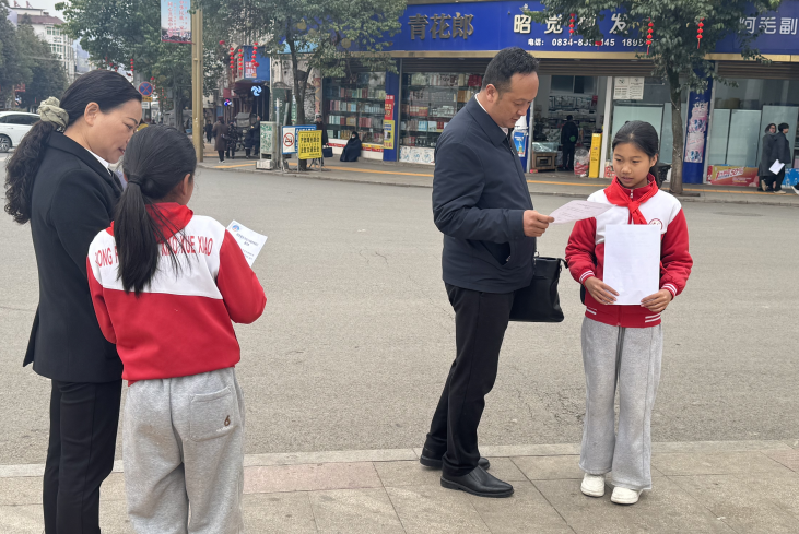 四川省凉山州昭觉县关工委开展“践行雷锋精神 传递文明新风”活动