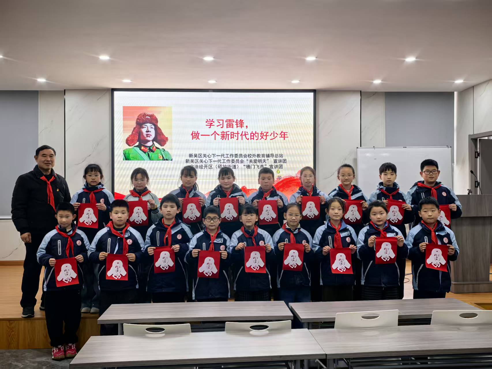 银发传德润幼苗 童心践善学雷锋