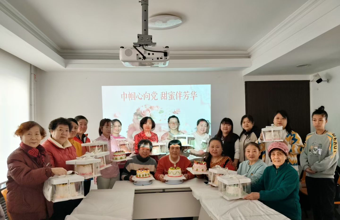 巾帼心向党 甜蜜伴芳华——黑龙江省牡丹江市绥芬河市山城社区党委、关工委开展三八节蛋糕DIY主题活动