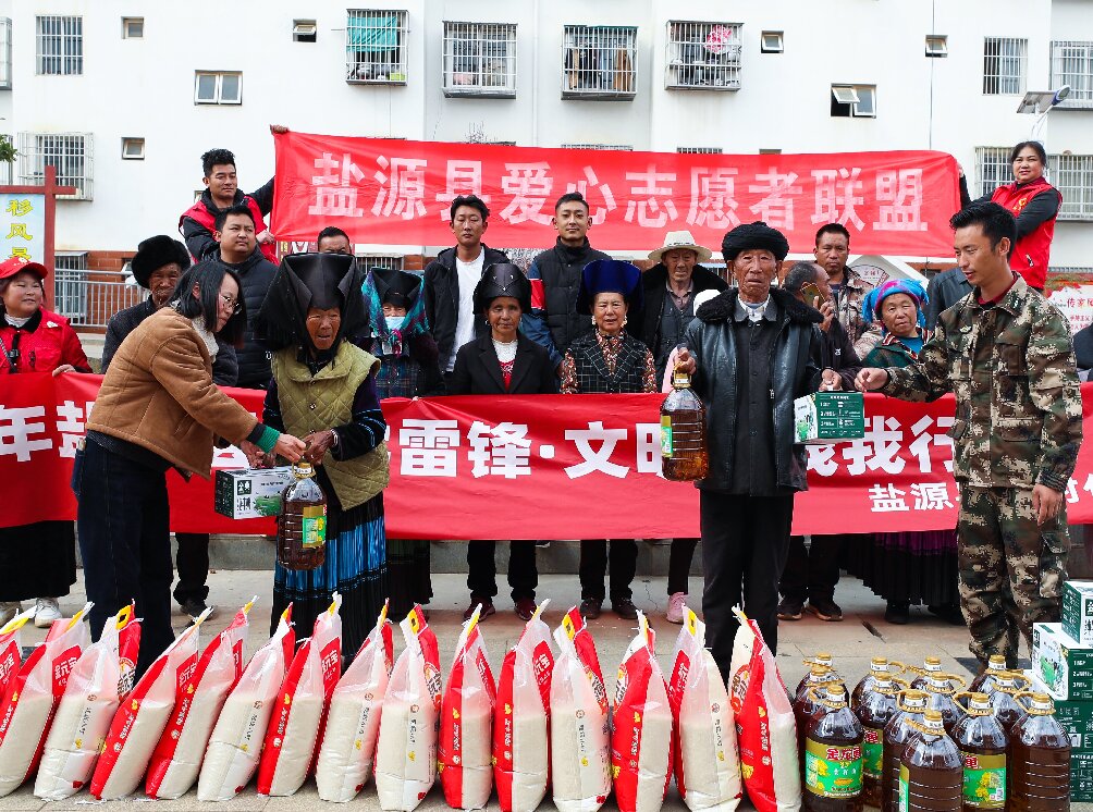 四川省凉山州盐源县关工委赴龙家湾社区开展学雷锋关爱留守儿童走访活动