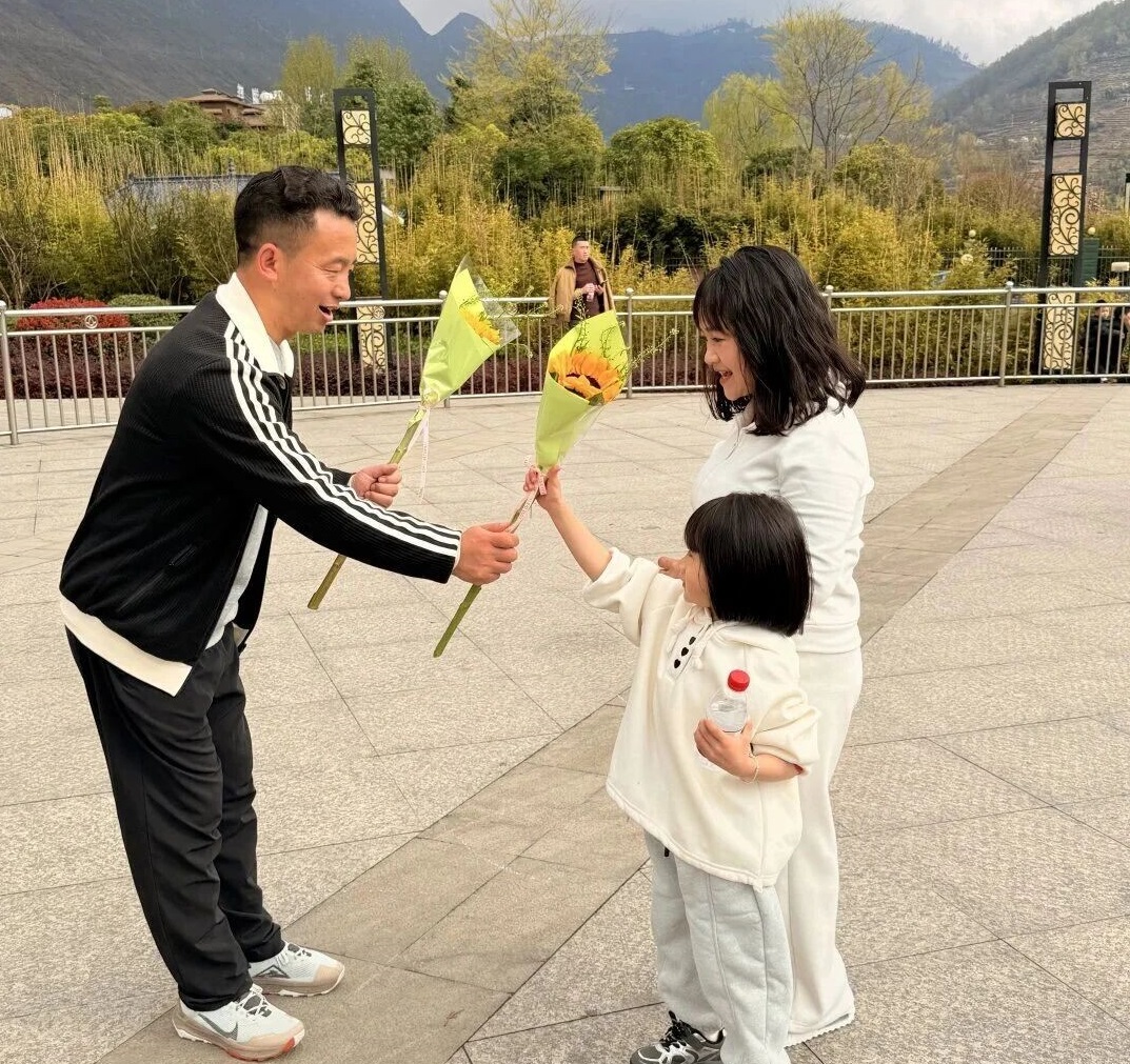 四川省凉山州雷波县民族中学关工委开展“庆三八巾帼展风采，环湖走健康向未来”主题活动