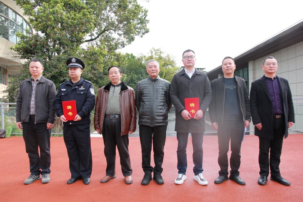 四川省乐山市峨眉山市关工委深入峨眉二中和四中指导开展法治副校长聘任仪式