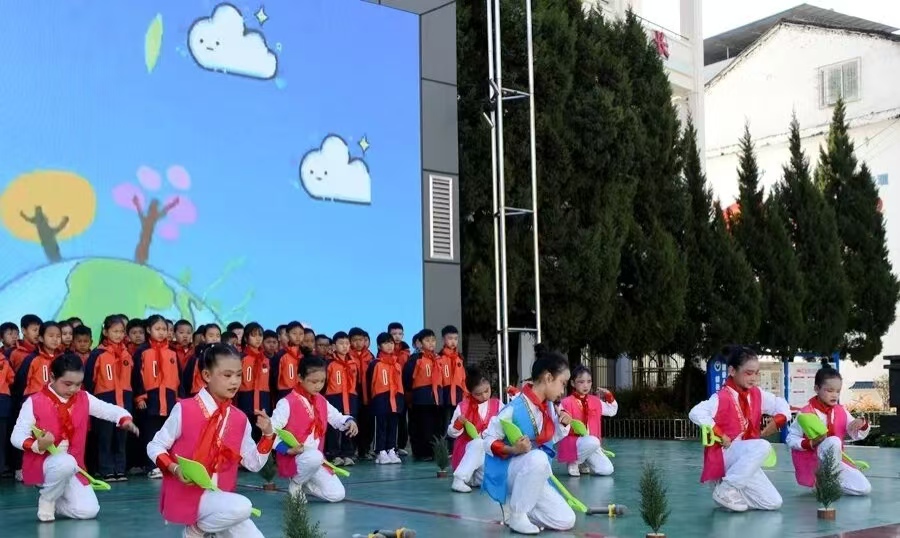 植一抹新绿 绘万里春光——四川省凉山州甘洛县城关小学校关工委以“植一抹新绿 绘万里春光”为主题，组织全校师生开展了国旗下活动