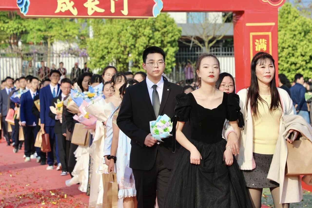 四川省凉山州西昌市天立学校关工委举办成人礼活动