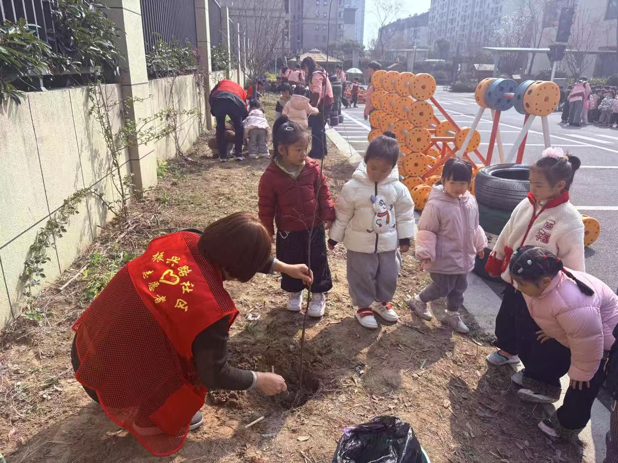 江苏省丹阳市云阳街道振兴路社区关工委开展老少携手植树实践活动