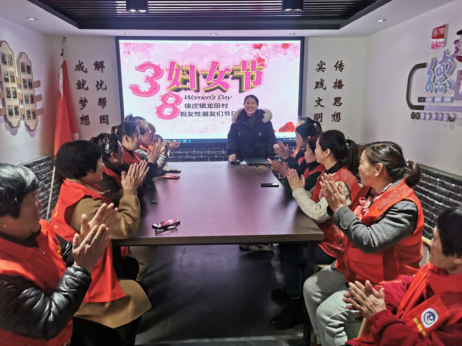 江苏省徐州市经开区徐庄镇龙田村关工委联合妇联开展“庆三八·学知识·展风采”