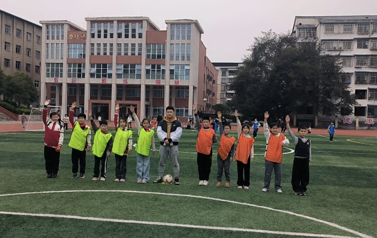 重庆市垫江县新民小学校关工委举办校园足球联赛