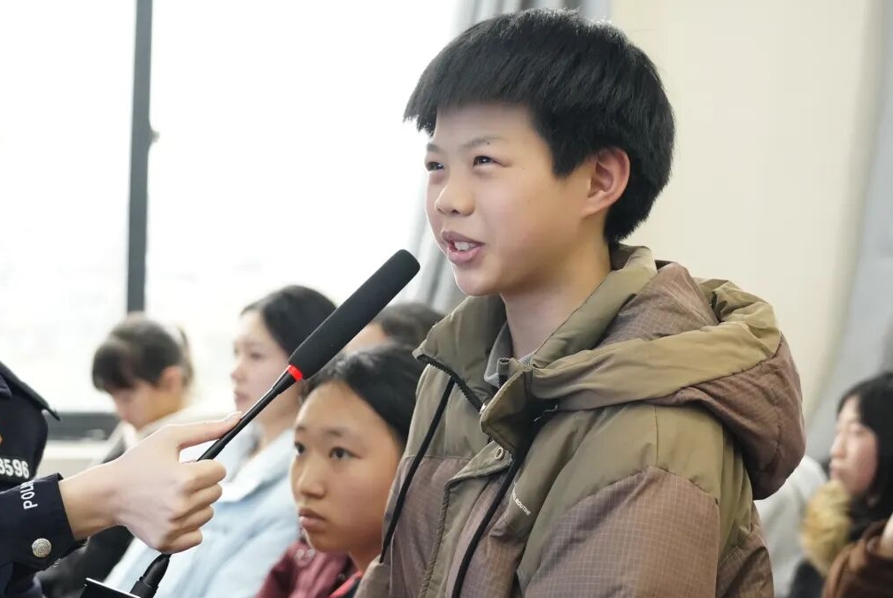 江西省抚州市崇仁县：“警护未来”进校园 “警”彩开讲筑屏障