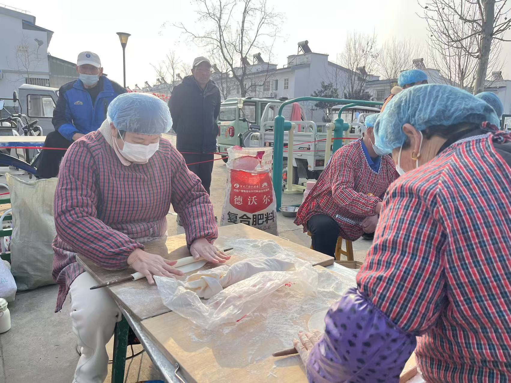 巧手烙馍承非遗 童心劳动敬匠心——江苏省徐州市铜山区何桥镇中心小学关工委开展乡土劳动实践活动