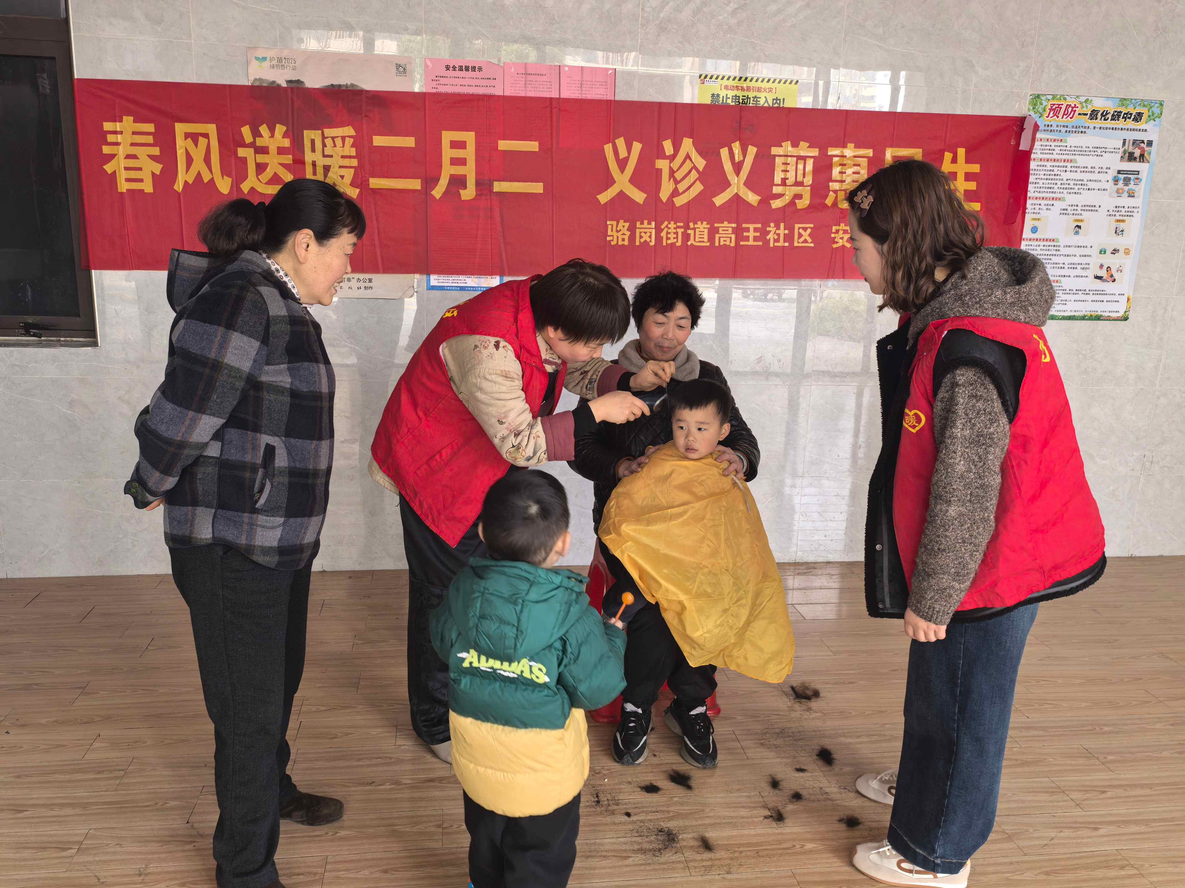 安徽省合肥市包河区骆岗街道高王社区开展“春风送暖二月二·义诊义剪惠民生”为民服务活动