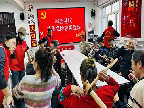 黑龙江省牡丹江市阳明区桦西社区关工小组开展“艾香润文明·健康伴我行”爱心义诊志愿服务活动