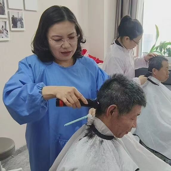 黑龙江省牡丹江市绥芬河市阜宁镇旗苑社区党委、关工委开展“龙抬头·好彩头”免费理发志愿服务活动