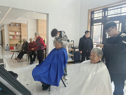 黑龙江省牡丹江市阳明区二纺社区 关工小组开展“爱心义剪”志愿服务活动