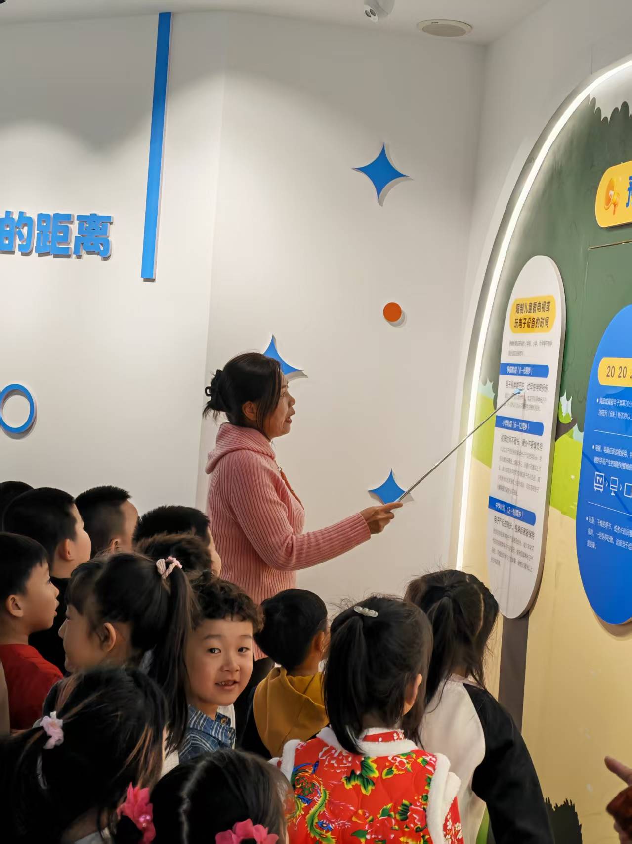 守护“睛”彩童年 共筑护眼防线——黑龙江省牡丹江市穆棱市艺校幼教中心关工委组织亲子参观眼健康科普馆