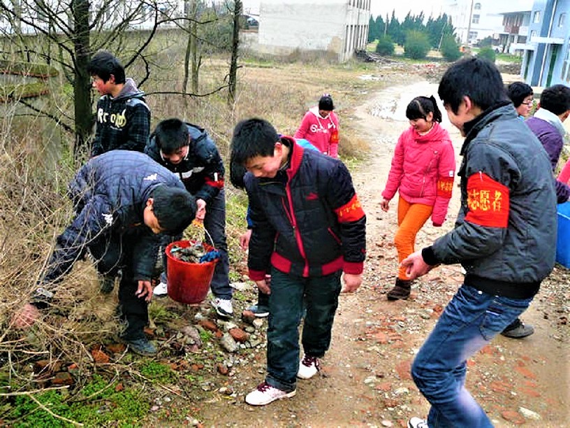 安徽省合肥市庐江县同大镇中心学校关工委开展“当美化环境志愿者”活动