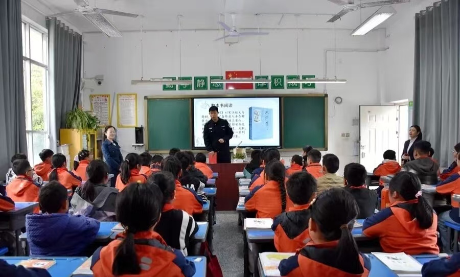 四川省凉山州甘洛县城关小学校关工委组织全校师生举行了“警校共育护成长，法治护航筑平安”进校园活动
