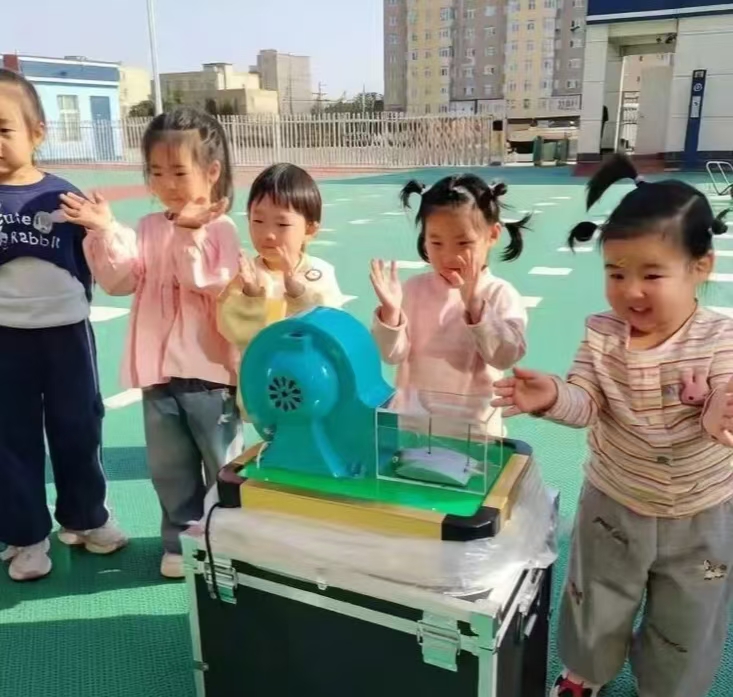 科技启智 童趣筑梦——内蒙古自治区赤峰市翁牛特旗翁牛特旗乌丹第三幼儿园关工委开展“科普大篷车”入园活动