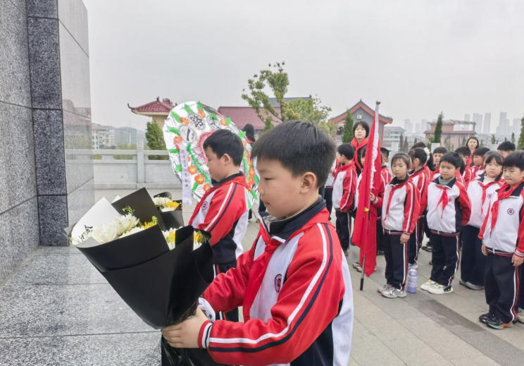 江西省抚州市崇仁县：线上线下开展“缅怀革命先烈，传承红色基因”主题祭扫活动