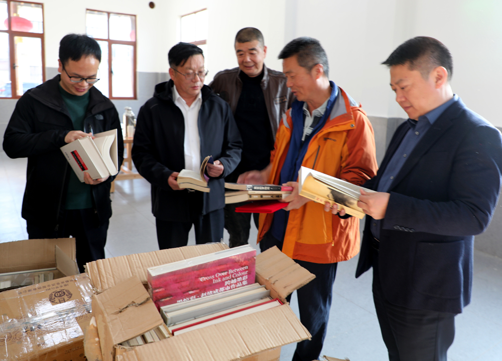 乡贤情系桑梓 捐书润育后代