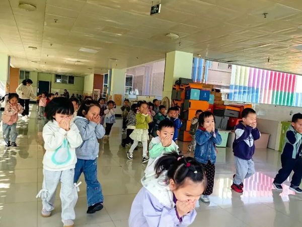 火速行动 安全“童”行——四川省凉山州宁南县第三幼儿园关工委开展消防应急疏散演练