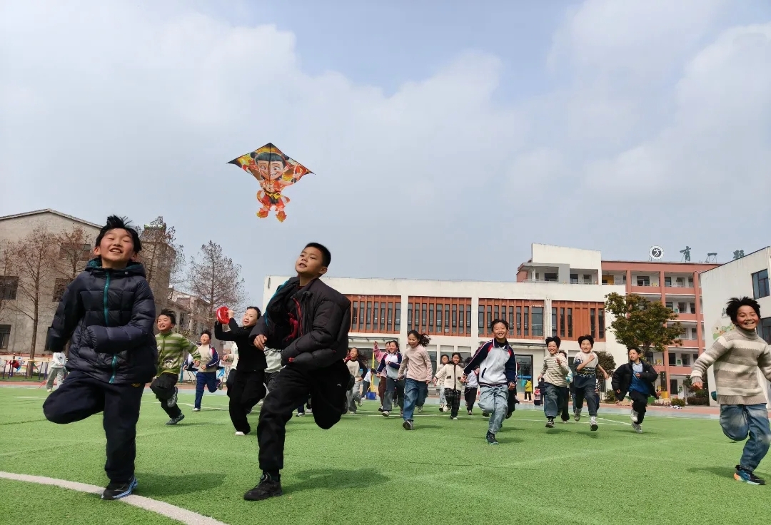 风筝戏春，乘风放飞少年梦——江苏省徐州市铜山区房村中心小学关工委开展“风筝戏春”主题教育活动