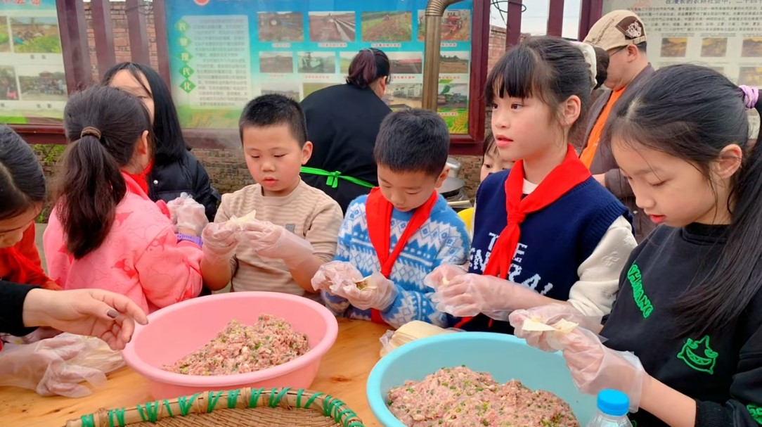 重庆市垫江县新民小学校关工委开展校外厨艺劳动实践活动