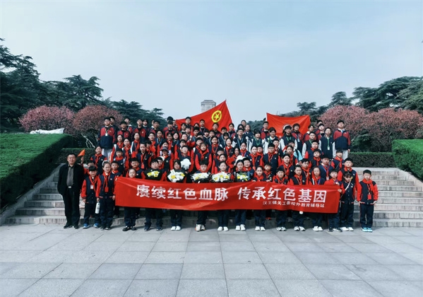 赓续红色血脉，传承红色基因——江苏省徐州市铜山区汉王镇关工委联合汉王镇中心中学关工委赴淮海战役烈士纪念塔开展清明祭扫活动