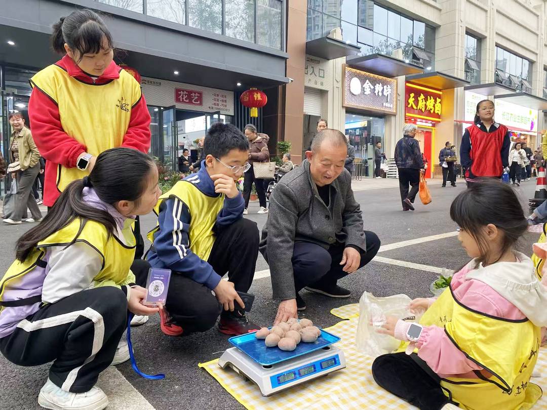 四川省泸州市江阳区关工委：菜场小当家，秤上见家风