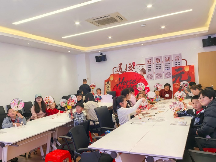 江苏省无锡市惠山区长安街道惠南三社区关工委：指尖生花 扇绘春日