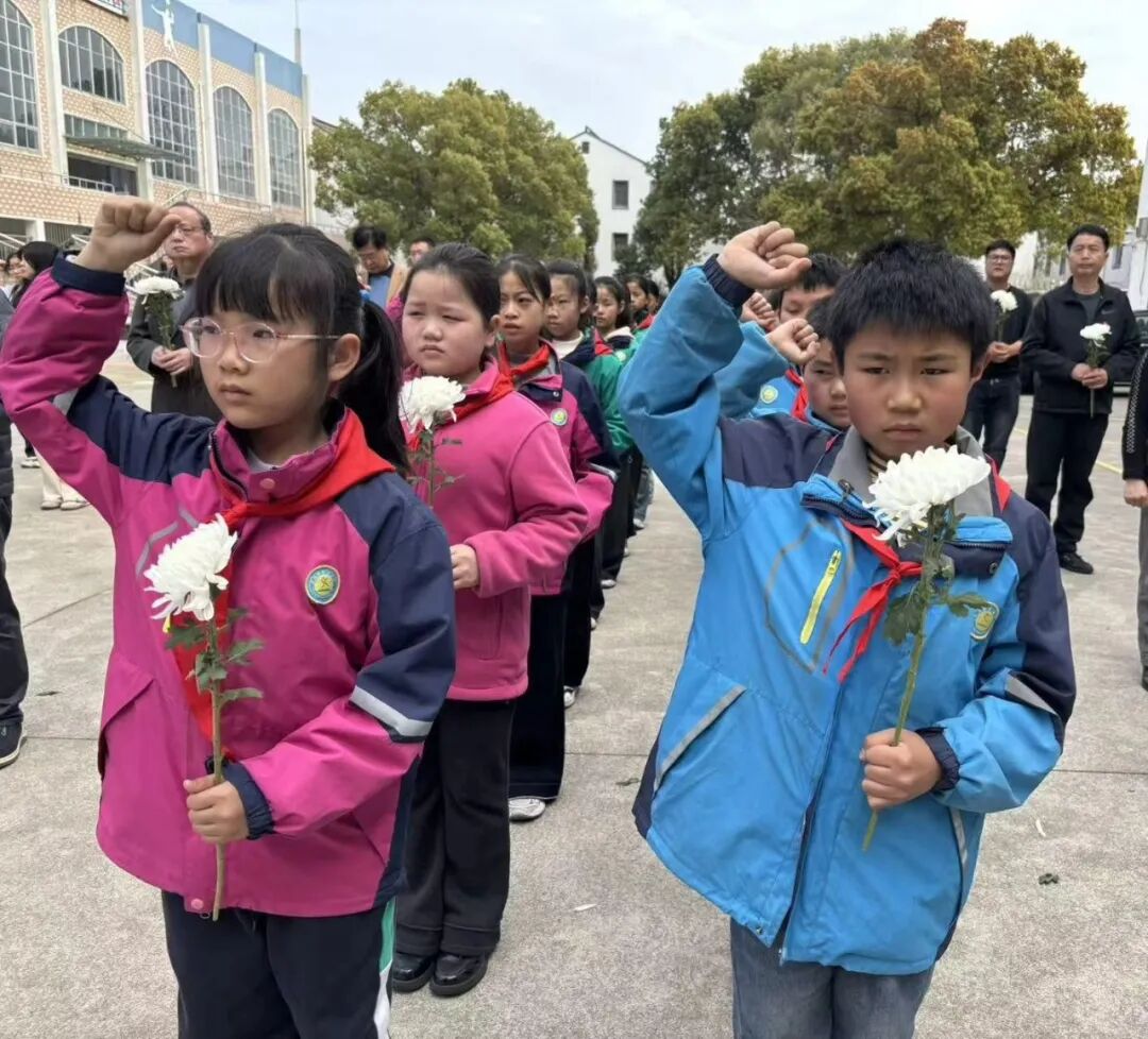 江苏省宜兴市丰义小学关工委开展“传承英烈志，弘扬红色魂”林心平烈士墓祭扫活动