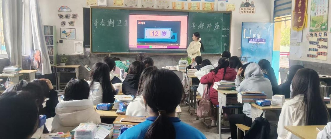 江西抚州崇仁：省妇联为相山初级中学女教师女学生送去双重关爱