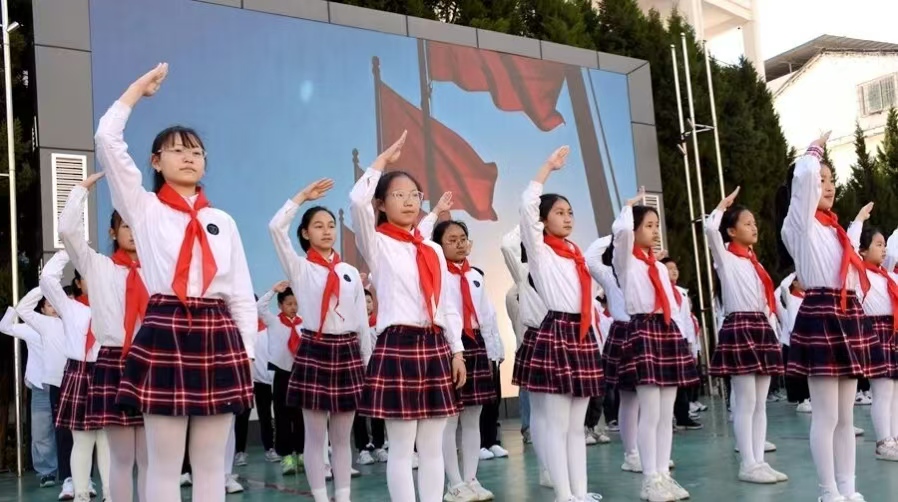 四川省凉山州甘洛县关工委城关小学校关工委组织全校师生隆重举行了“缅怀先烈志，传承英雄魂”为主题的升旗仪式