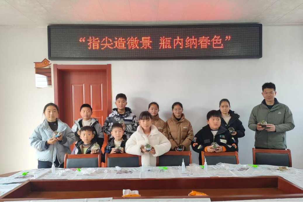 江苏省泰州市兴化市新垛镇新东村关工委组织开展“指尖造微景 瓶内纳春色”微景观DIY主题活动。