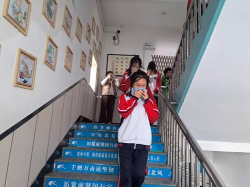 黑龙江省牡丹江市穆棱市马桥河中学开展消防安全演练 筑牢校园安全防线