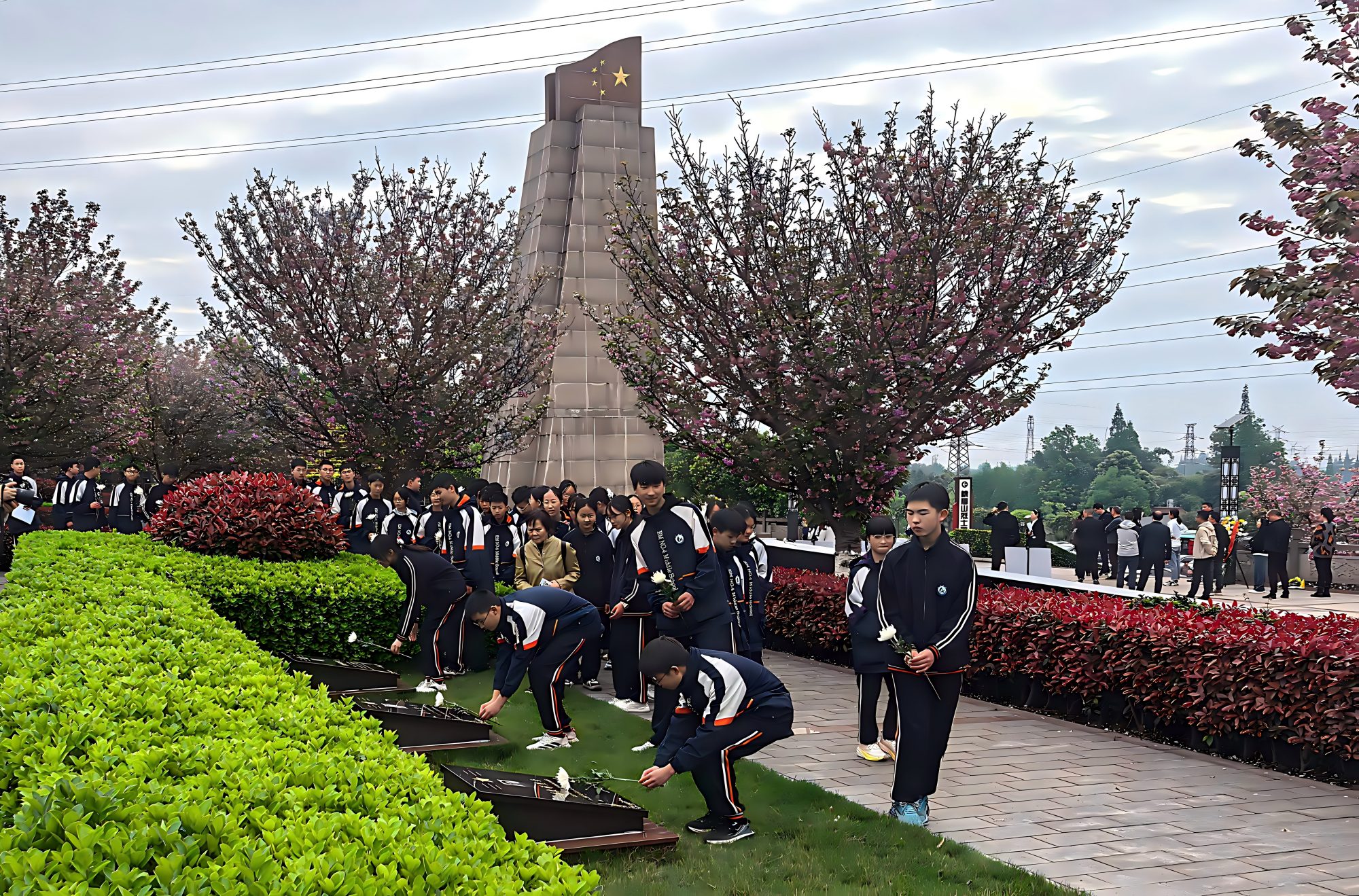 四川省乐山市峨眉山市第四中学200名学生清明节缅怀革命先烈