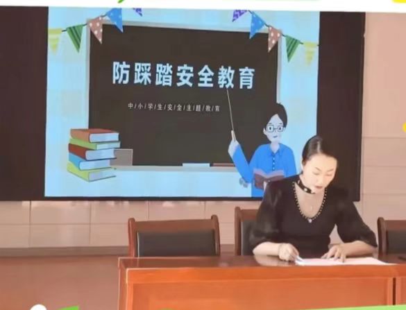 内蒙古自治区赤峰市翁牛特旗乌丹第三幼儿园关工委开展防踩踏安全教育演练活动筑牢校园安全防线