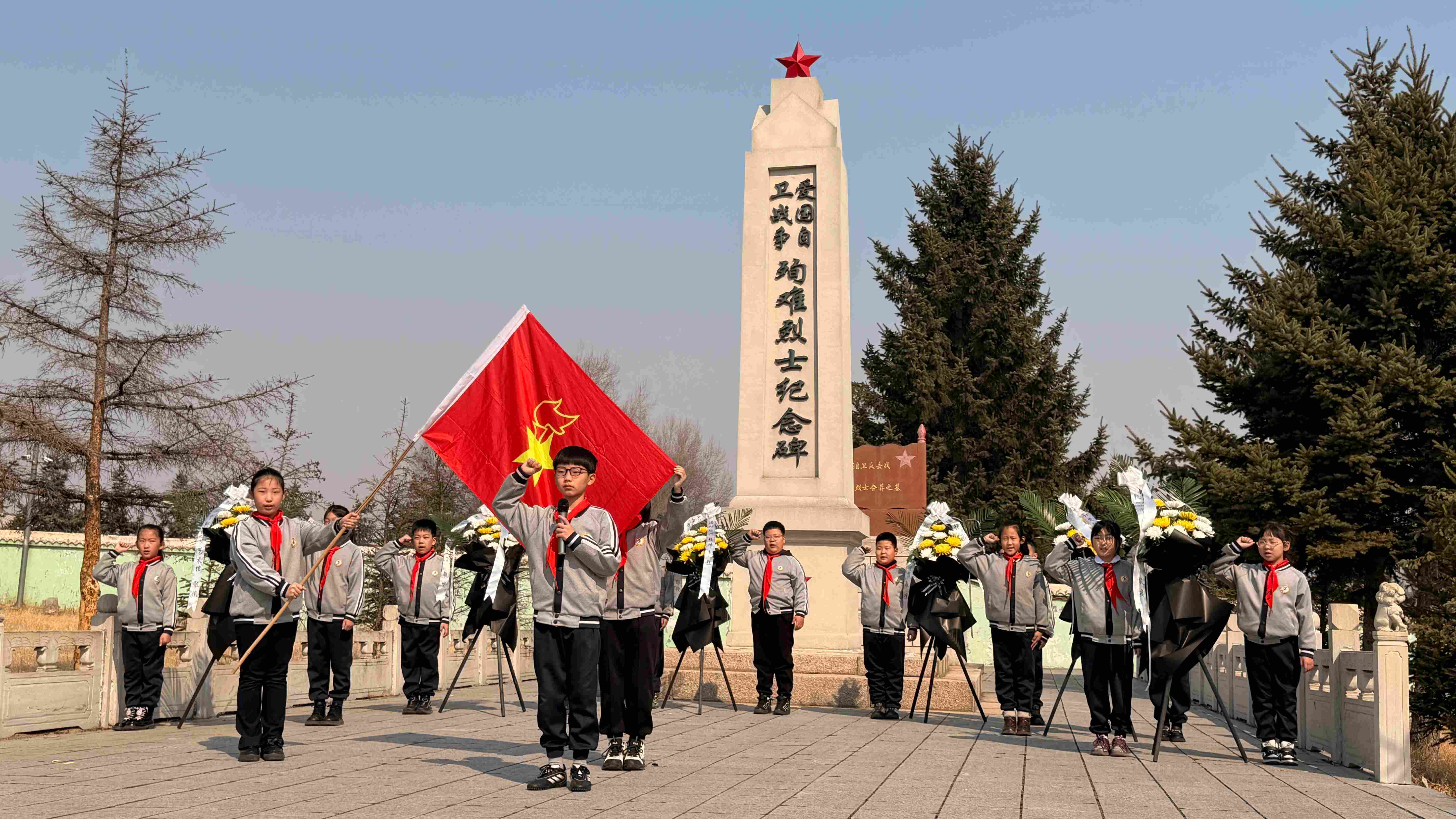 “清明祭英烈 红色润童心”——黑龙江省牡丹江市朝鲜族小学关工委组织开展清明祭扫活动