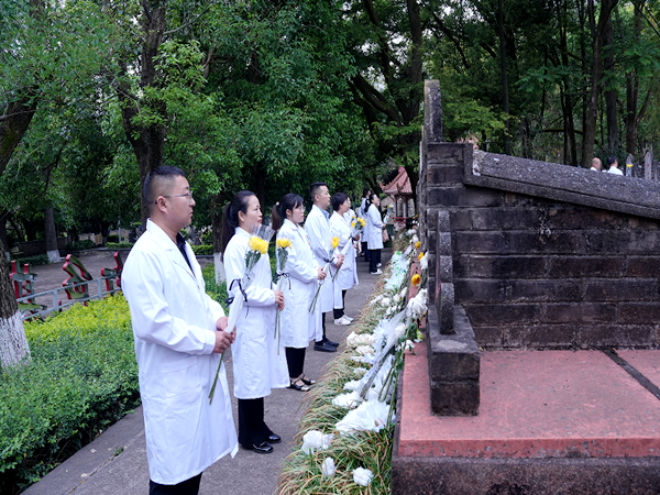 四川省凉山州宁南县中医院关工委开展“祭英烈·悟初心·强使命”主题活动