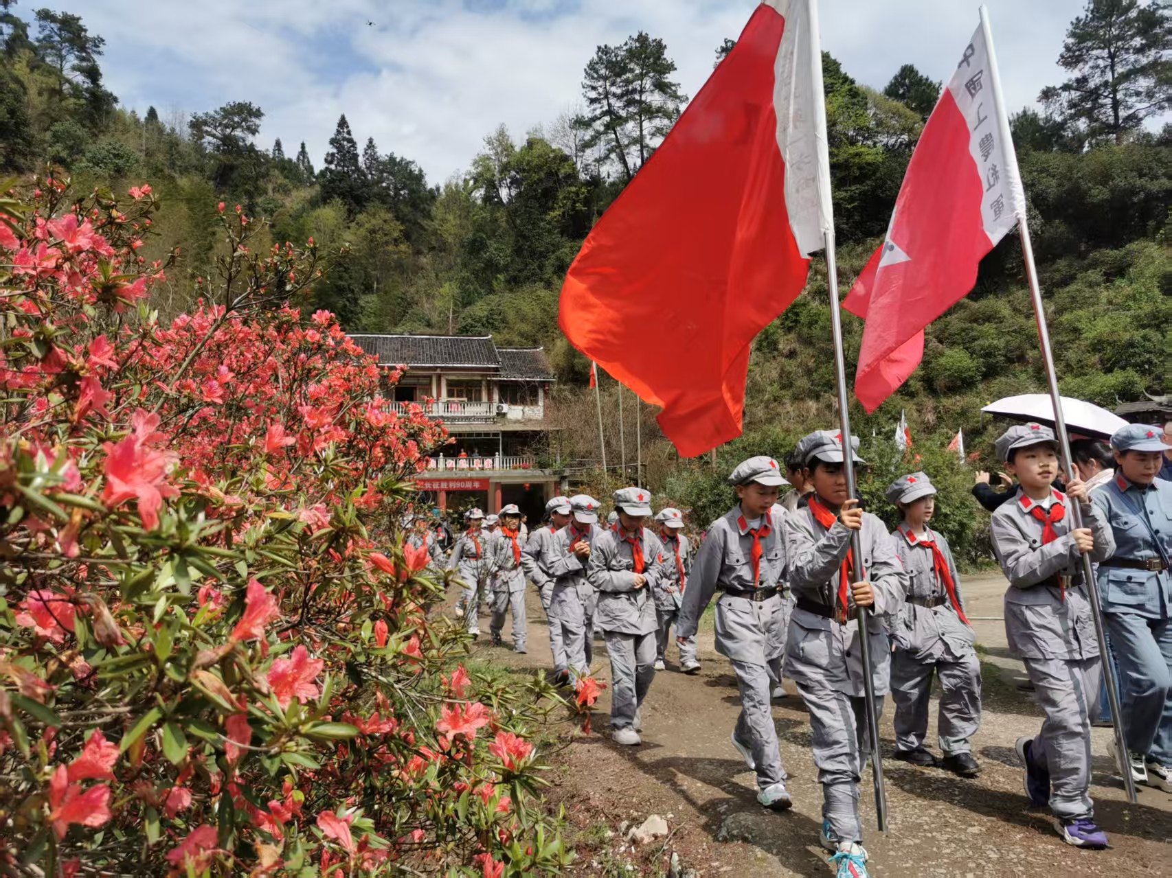 大手牵小手 重走长征路——湖南省怀化市通道侗族自治县第三完小关工委开展清明红色教育活动