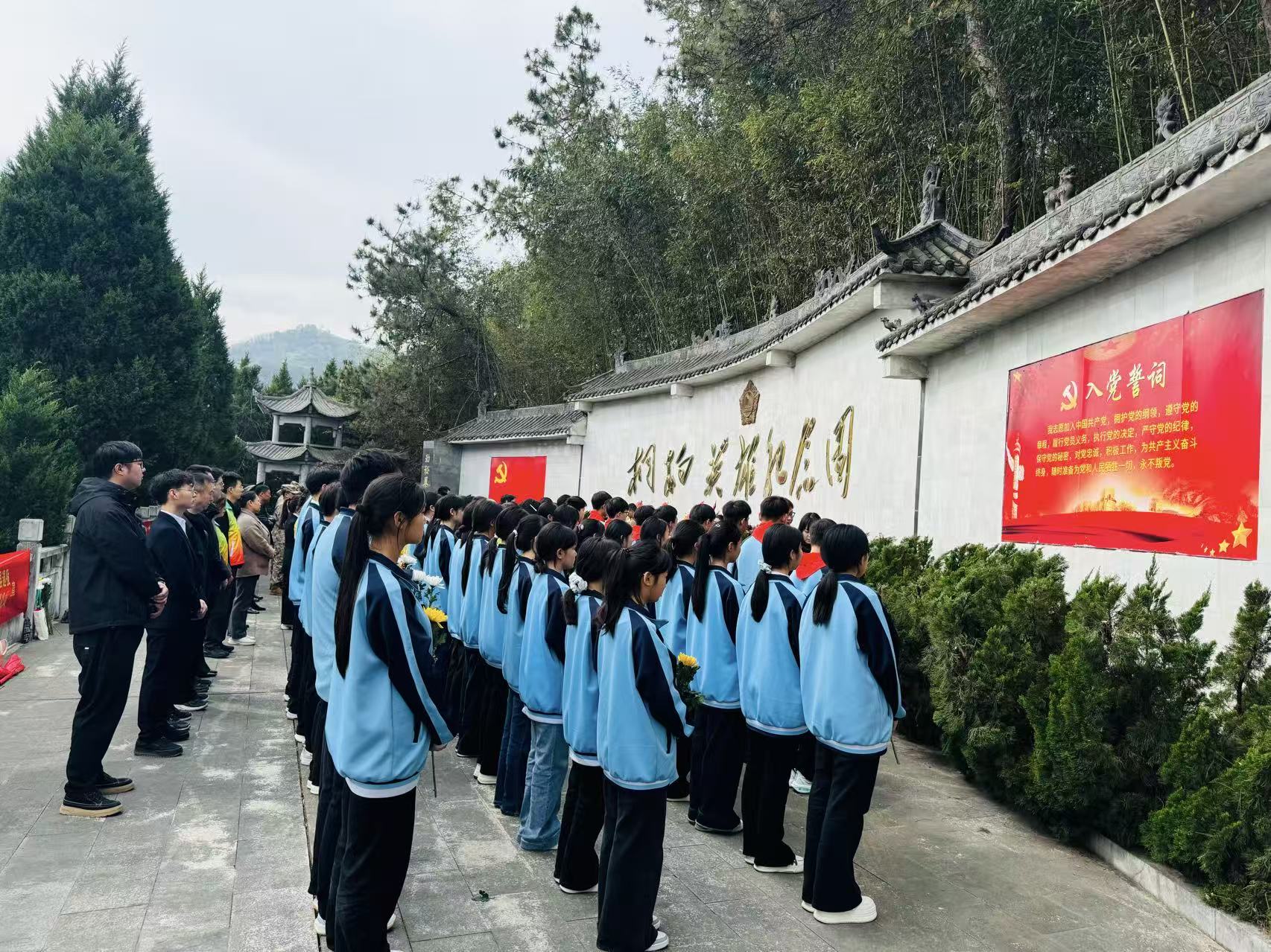 河南省南阳市桐柏县“五老”代表作报告开展青少年爱国主义教育活动