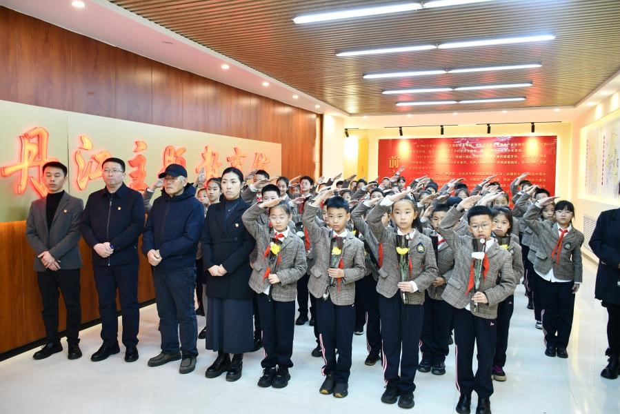 黑龙江省牡丹江市江南实验学校关工委开展“清明追思忆英烈 五老传魂育新人”主题活动